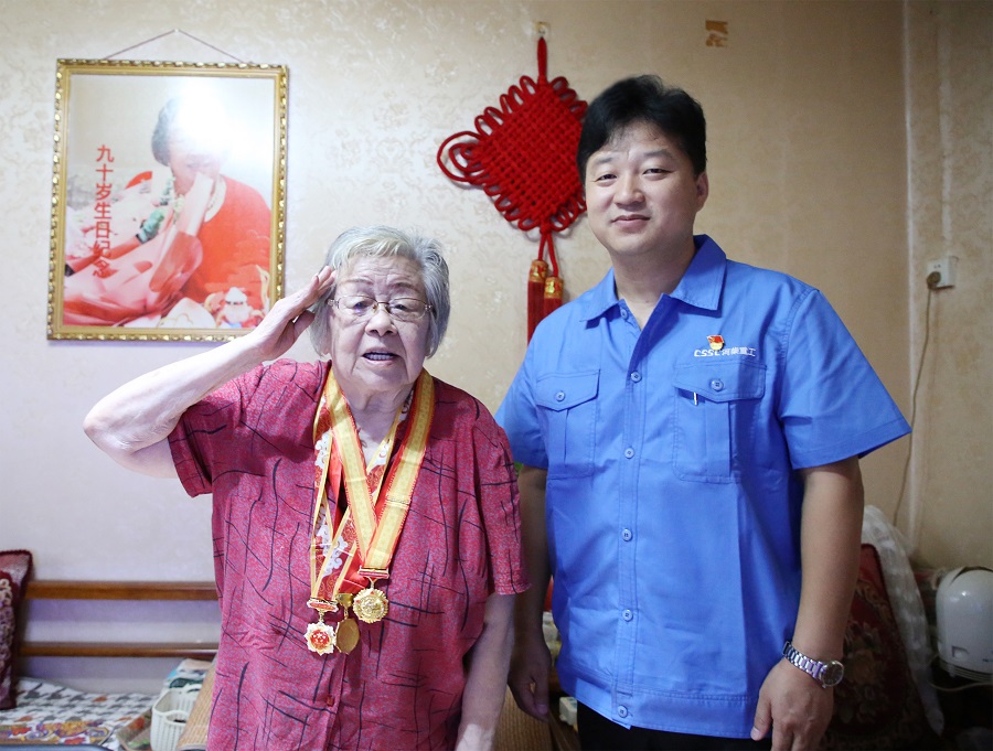 慰問(wèn)抗戰(zhàn)老同志.jpg